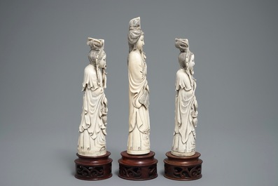 Drie Chinese ivoren figuren van dames op houten sokkels, 2e helft 19e eeuw