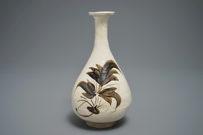 Un vase de type cizhou &agrave; d&eacute;cor floral, Chine, prob. Song