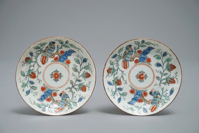 Une paire de tasses et soucoupes et un pochon couvert en porcelaine de Chine de type Amsterdams Bont, Qianlong