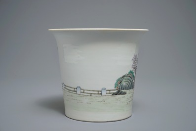 Un pot &agrave; fleurs en porcelaine de Chine famille rose &agrave; d&eacute;cor de gar&ccedil;ons jouants, R&eacute;publique, 20&egrave;me