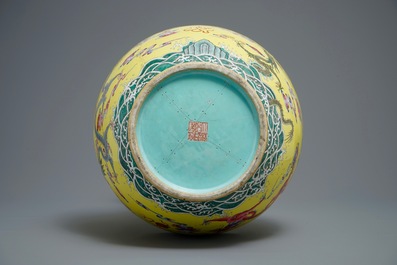 A Chinese famille rose yellow-ground hu vase with dragons, Qianlong mark, 20e eeuw