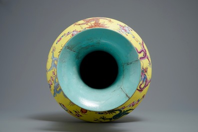 A Chinese famille rose yellow-ground hu vase with dragons, Qianlong mark, 20e eeuw