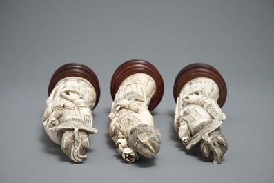 Drie Chinese ivoren figuren van dames op houten sokkels, 2e helft 19e eeuw