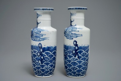 Une paire de vases de forme rouleau en porcelaine de Chine bleu et blanc, marque de Kangxi, 19&egrave;me