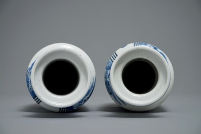 Une paire de vases de forme rouleau en porcelaine de Chine bleu et blanc, marque de Kangxi, 19&egrave;me