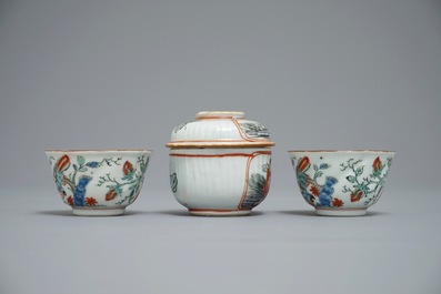 Une paire de tasses et soucoupes et un pochon couvert en porcelaine de Chine de type Amsterdams Bont, Qianlong