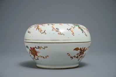 Een Chinese famille rose dekseldoos met floraal decor, Zhou Shunxing merk, 19/20e eeuw