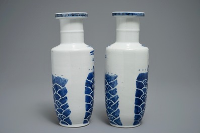 Une paire de vases de forme rouleau en porcelaine de Chine bleu et blanc, marque de Kangxi, 19&egrave;me