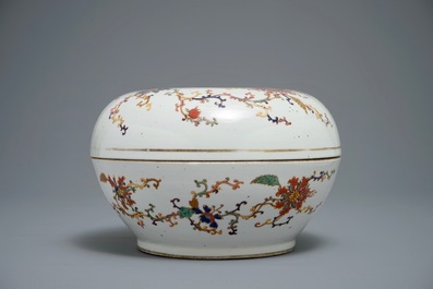Een Chinese famille rose dekseldoos met floraal decor, Zhou Shunxing merk, 19/20e eeuw