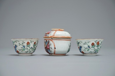 Une paire de tasses et soucoupes et un pochon couvert en porcelaine de Chine de type Amsterdams Bont, Qianlong