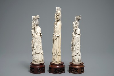 Drie Chinese ivoren figuren van dames op houten sokkels, 2e helft 19e eeuw
