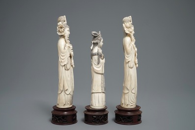 Drie Chinese ivoren figuren van dames op houten sokkels, 2e helft 19e eeuw