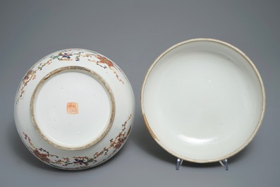 Een Chinese famille rose dekseldoos met floraal decor, Zhou Shunxing merk, 19/20e eeuw