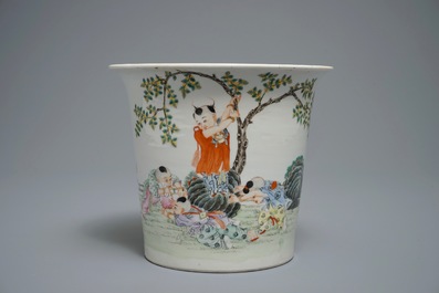 Un pot &agrave; fleurs en porcelaine de Chine famille rose &agrave; d&eacute;cor de gar&ccedil;ons jouants, R&eacute;publique, 20&egrave;me