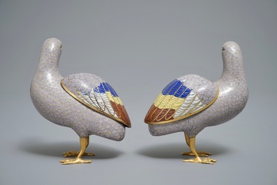 Une paire de br&ucirc;le-parfums couverts en forme de cailles en &eacute;maux cloisonn&eacute;s Chine, 18&egrave;me