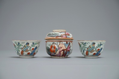 Une paire de tasses et soucoupes et un pochon couvert en porcelaine de Chine de type Amsterdams Bont, Qianlong