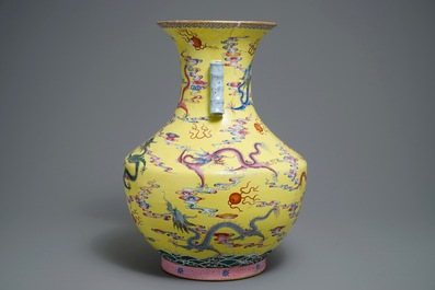 A Chinese famille rose yellow-ground hu vase with dragons, Qianlong mark, 20e eeuw