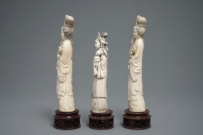 Drie Chinese ivoren figuren van dames op houten sokkels, 2e helft 19e eeuw