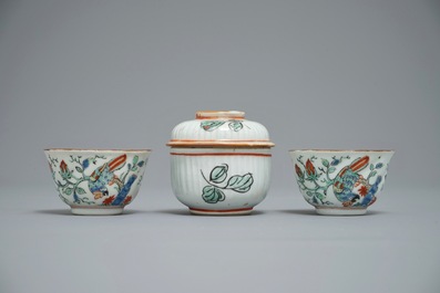 Une paire de tasses et soucoupes et un pochon couvert en porcelaine de Chine de type Amsterdams Bont, Qianlong