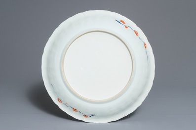 A large and fine Chinese Imari-style dish with ladies in a garden, Kangxi/Yongzheng