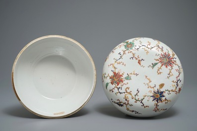 Een Chinese famille rose dekseldoos met floraal decor, Zhou Shunxing merk, 19/20e eeuw