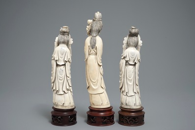 Drie Chinese ivoren figuren van dames op houten sokkels, 2e helft 19e eeuw