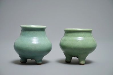 Twee Chinese monochrome celadon wierookbranders, 19/20e eeuw