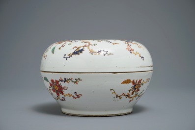 Een Chinese famille rose dekseldoos met floraal decor, Zhou Shunxing merk, 19/20e eeuw