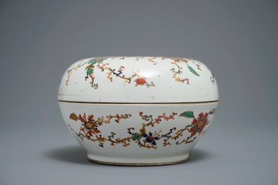 Een Chinese famille rose dekseldoos met floraal decor, Zhou Shunxing merk, 19/20e eeuw