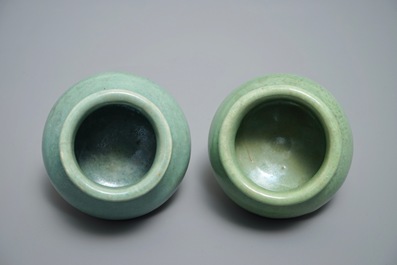 Twee Chinese monochrome celadon wierookbranders, 19/20e eeuw