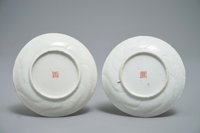 Une paire de tasses et soucoupes et un pochon couvert en porcelaine de Chine de type Amsterdams Bont, Qianlong
