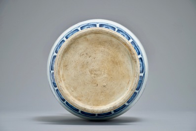 Een Chinese blauwwitte vaas met 'sanduo' decor, 19/20e eeuw