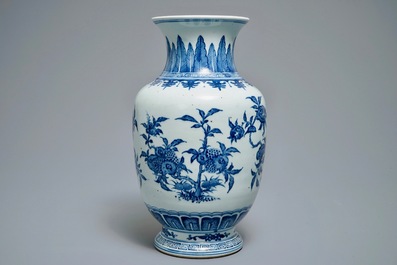 Een Chinese blauwwitte vaas met 'sanduo' decor, 19/20e eeuw