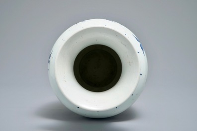 Een Chinese blauwwitte vaas met 'sanduo' decor, 19/20e eeuw
