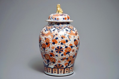 A large Chinese Imari-style vase and cover with phoenix and qilins, Kangxi