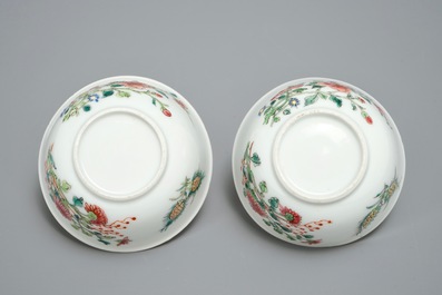 Une paire de tasses et soucoupes en porcelaine de Chine famille rose, Yongzheng
