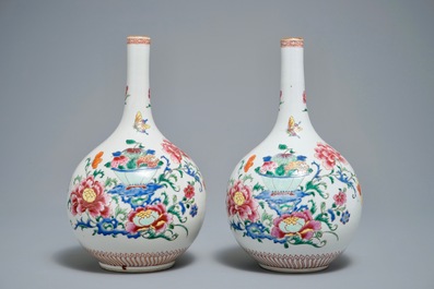 Une paire de vases de forme bouteille en porcelaine de Chine famille rose, Qianlong