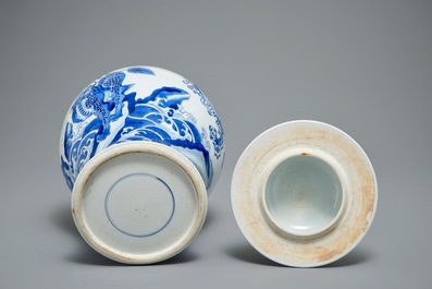 Un vase couvert en porcelaine de Chine bleu et blanc &agrave; d&eacute;cor d'animaux mythiques, Kangxi