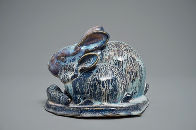 Un groupe figurant deux lapins en gr&egrave;s &eacute;maill&eacute; flamb&eacute;, Shiwan, Chine, 1&egrave;re moiti&eacute; du 20&egrave;me
