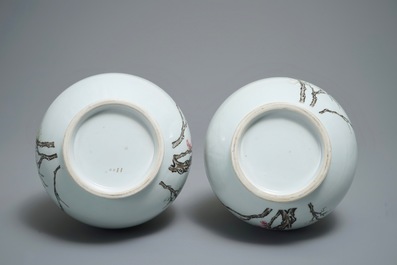 Une paire de grands vases de forme bouteille en porcelaine de Chine famille rose, 19/20&egrave;me