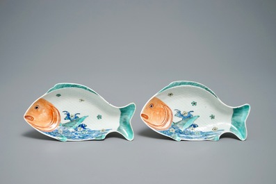 Een paar Japanse Kakiemon-stijl schotels in de vorm van een karper, Hizen, Edo, 17e eeuw