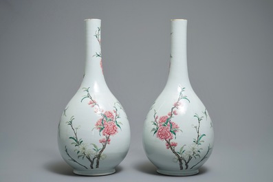 Une paire de grands vases de forme bouteille en porcelaine de Chine famille rose, 19/20&egrave;me