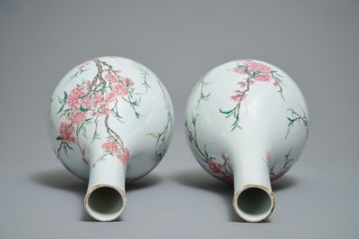 Une paire de grands vases de forme bouteille en porcelaine de Chine famille rose, 19/20&egrave;me