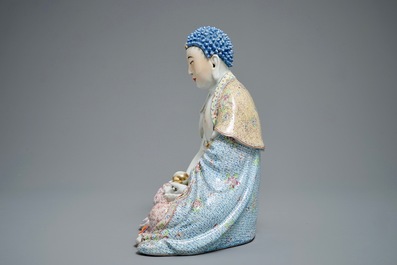 Een grote Chinese famille rose figuur van Boeddha Shakyamuni, 19/20e eeuw