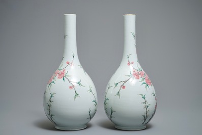 Une paire de grands vases de forme bouteille en porcelaine de Chine famille rose, 19/20&egrave;me
