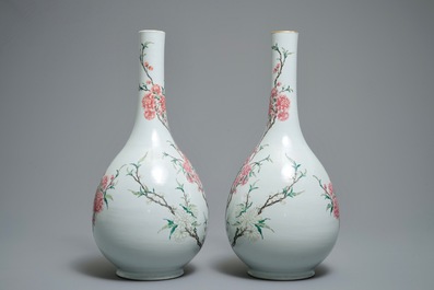 Une paire de grands vases de forme bouteille en porcelaine de Chine famille rose, 19/20&egrave;me
