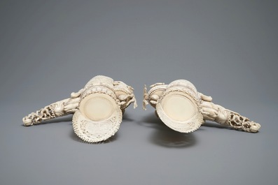 Une paire de mod&egrave;les de qilin en ivoire sculpt&eacute;, Chine, 19&egrave;me