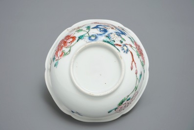 Une tasse et soucoupe en porcelaine de Chine famille rose &agrave; d&eacute;cor de coqs, Yongzheng
