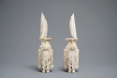 Une paire de mod&egrave;les de qilin en ivoire sculpt&eacute;, Chine, 19&egrave;me