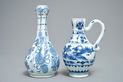 Une verseuse et une bouteille en porcelaine de Chine bleu et blanc, &eacute;poque Transition et Wanli